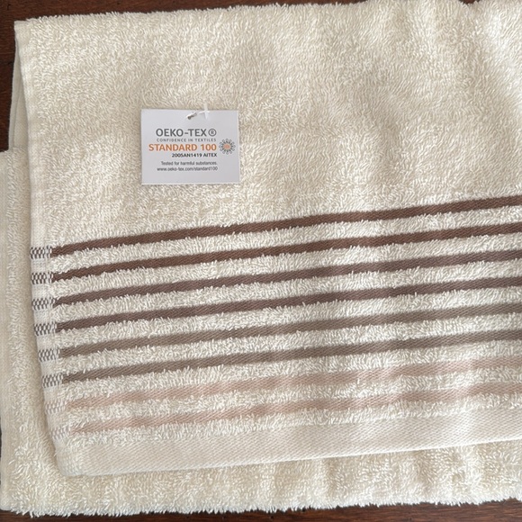 NWT Beige Striped Bath Towels! - Picture 11 of 16